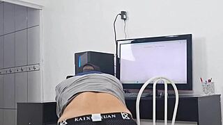 safada shows off no panties to technician skinny redhead housewife