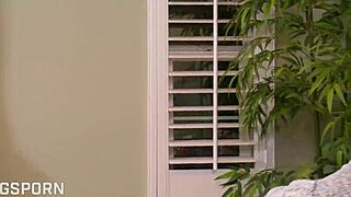 natural brunette american teen 18+ fingers wet hairy pussy solo intensely