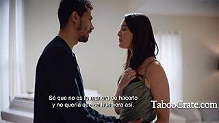 Historia familiar salvaje de seducir a la hermanastra morena pequeña de 18+ por diversión