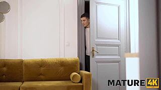 Zralá blondinka naznačuje špinavou hru