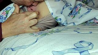 رجل عجوز يفاجئ كيكي بلعق كسها الحليق ومؤخرتها الضيقة.