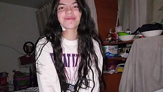 Подруга его лучшего друга раздевается догола для веселой игры 😏