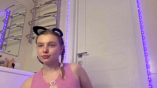 Prstovanje tesne deviške ritke mlade Latinke z velikimi joški