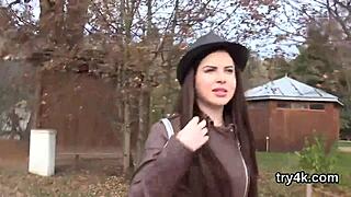 Mand, jeg elsker at se denne nymfo sutte i POV... hendes lyserøde fisse bliver kneppet hårdt!