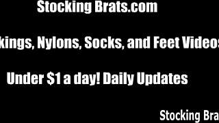 Смотри, как я надеваю тугие черные чулки для фемдом игры с ногами