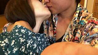 アマチュアフェイシャルセッションでアジアのおもちゃを探索