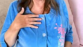 Azgın Göğüslü Nine MariaOld Üvey Torununu Oral ve Vahşi Göğüs Sikişi İçin Baştan Çıkarıyor