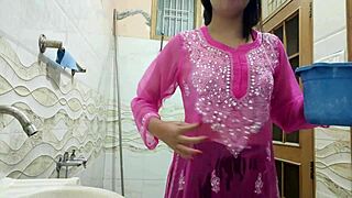 インドのデシ義妹が蒸し暑い行為で捕まってヒンディー音声クリア