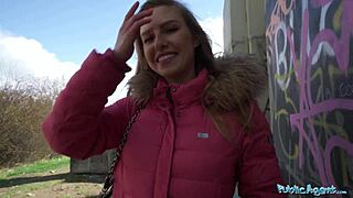 Public Agent: Зашеметяваща модел красавица дава свирка навън преди жестоко чукане вътре