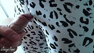 Die Fitness-Babe macht mich wild mit ihrem Höschen-Reiben