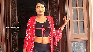 स्टेप भाई का फ्रेंड बहन के साथ करीब आता है 😘