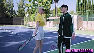 Mačehe trenirajo pastorke v tenisu, potem zamenjajo za divji seks. Sesajo in jebejo v hardcore četvercu.