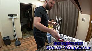 Doktor Tampa schiebt Handschuh rein bei Untersuchung von Jungfrau Waise Aria Nicole