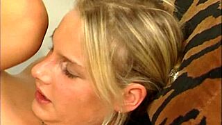 Wow, denne smukke blonde teen 18+ slugte en kæmpe ladning i munden! 😍