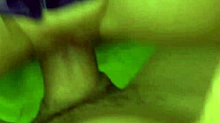 Kučka mama jaše misionarski kao pro s mokrom pičkom akcijom! Tako divlje! 😍