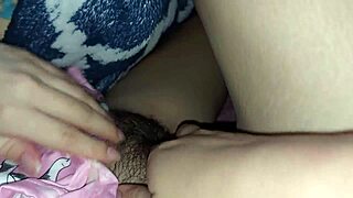 Yo, skrivam se pod rjuho z mojo hermanastro za vročo akcijo. Divje je, fam! 🔥