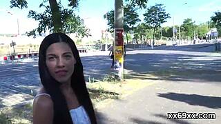 Médico revisa himen a virgen cachonda antes de montar duro