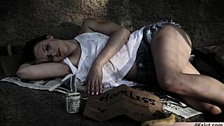 Brunet Kecil Dikongkek Kasar oleh Lelaki Kaya dalam Doggystyle