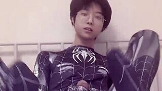 섹시 게이 틴 18+ 작은 허리 솔로 플레이 슈퍼히어로처럼 시골에서