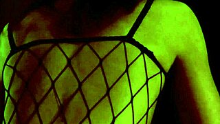 Smutsig klassig rysk tjej i nätstrumpor fingrar sig själv ensam