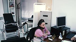 Извращенный гинеколог засовывает большой член в мою мокрую пизду