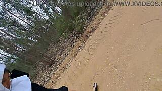 在车里诱惑修女进行狂野户外操