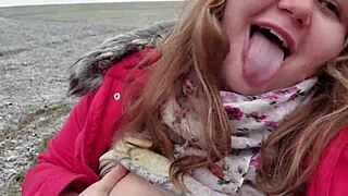 Yo, tučná priateľka dáva špinavý vonkajší orálny s facial cum!