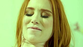 Wow, busty roodharige verleidt petite 18+ blonde masseuse voor hete seks