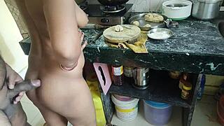 देशी भाभी रसोई में खाना बना रही थी जब देवर उसकी गैंड बंग करने लगा