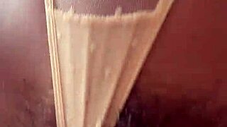 Твърде много крем пай изтича от путката й по време на интензивно аматорско чукане.