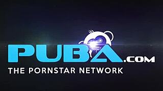 Taylors Sexy Brunette Babe masturberer naken i rosa