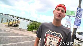 Эй, хочешь посмотреть горячее гейское действие парней?