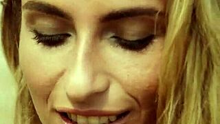 Beautiful blonde milf Cara Mell bogel di pantai