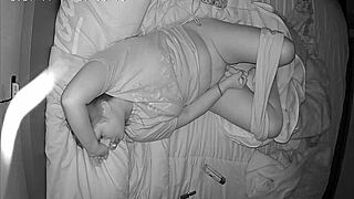 MILF kone pirrer med vibrator før seng på skjult kamera. Hennes barbert kropp lengter etter intens solo lek.