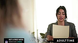 Adult Time - La Lesbica Avvocato Vanessa Sky Divora la Figa Bagnata della Cliente Tettona Kayley Gunner