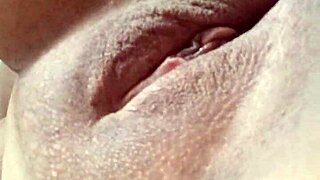 我沉迷自慰小奶子到高潮，在业余独奏中