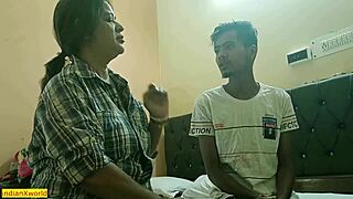 Uhh, bhabhi digodok oleh delivery boy dalam seks desi nyata