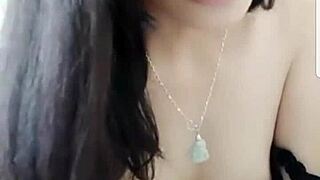 中国摄像头女孩在直播秀上用力挤奶