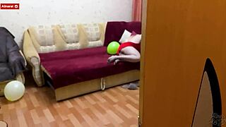 Osupljen sem, mama mojega najboljšega prijatelja je gostoljubna milf