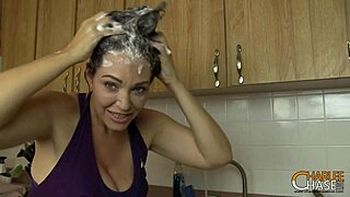 Fetish milfka Charlee Chase cucá kurva a myje vlasy s špinavým kecáním a výstřiky.