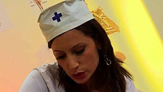 Пејџ Ешли и сензуална Џејн се понашају лудо као прљаве медицинске сестре у лезбијском игрању