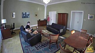 אריקה בלאק מסכימה לסקס ציבורי תמורת כסף למרות שהחבר צופה