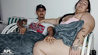 Lihat Apa yang Aku Lakukan dengan Stepmom Jalangku Saat Nonton TV di Ruang Tamu! Part 1