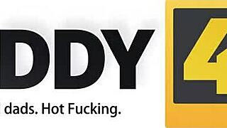 美丽红发少女18+引诱男友爸爸换钱。他们溜进安静房间激烈性交