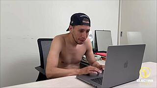 Madrastra con tetas grandes planea tutoriales de maquillaje pero termina filmando porno con hijastro