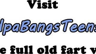 Privlačna mlada 18+ se upogne in jebe starega moškega trdi kurac na prostem