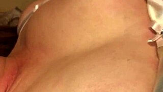 Asiatisk kones STORE NIPPEL pumping med lang nipple sutning close-up