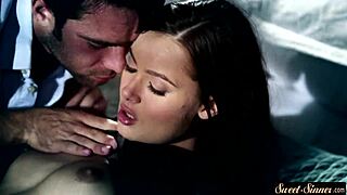 Pastorka z majhnimi cicami dobi svojo tesno pičko jebano