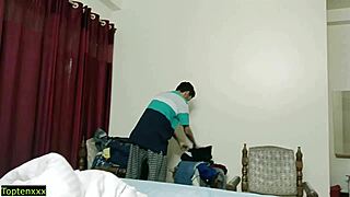 Indijska vroča deklica zapeljuje mladeniča v divjem roleplay seksu