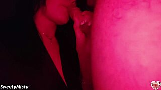 Sexy bruneta, umm, cucá kurva tak dobře po klubu, špinavý výstřik